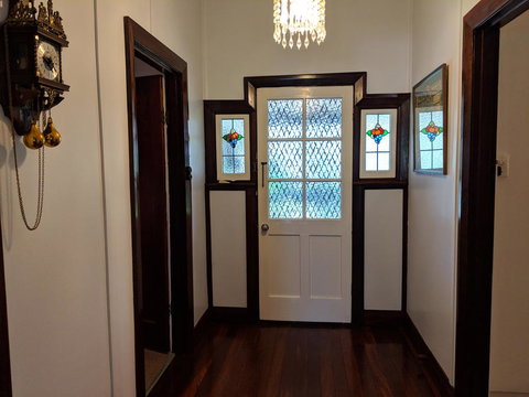 Walnut Cottage - 2 Bedroom Pet Friendly Country Cottage - Holiday Sunshine Coast 2