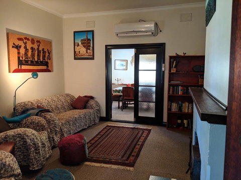 Walnut Cottage - 2 Bedroom Pet Friendly Country Cottage - Holiday Sunshine Coast 3