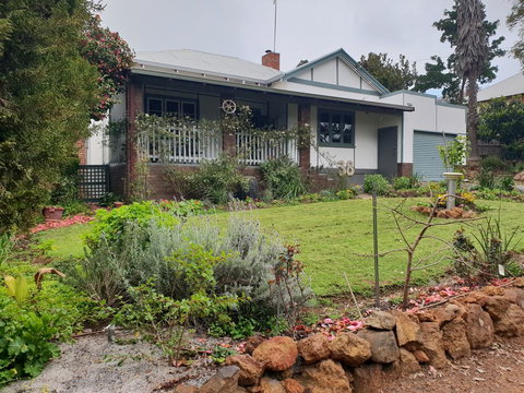Walnut Cottage - 2 Bedroom Pet Friendly Country Cottage - Holiday Sunshine Coast 0