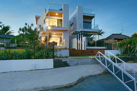 Wanderlust On Water - Holiday Sunshine Coast 2