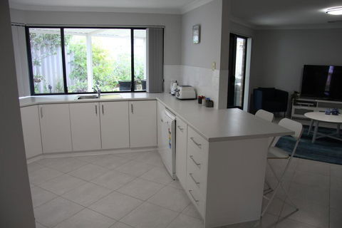 Warnbro Beach Family Accommodation - Sunshine Coast Tourism 2