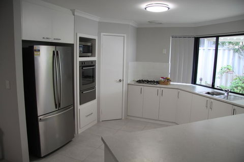 Warnbro Beach Family Accommodation - Sunshine Coast Tourism 1