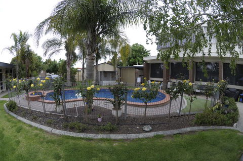 Warrina Motor Inn - Sunshine Coast Tourism 3