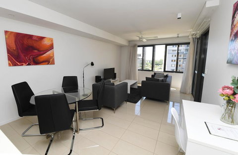 WATERFRONT DARWIN TROPICAL DELIGHT - Holiday Sunshine Coast 1