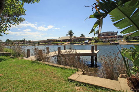 Waterfront Delight On Cater - Holiday Sunshine Coast 1