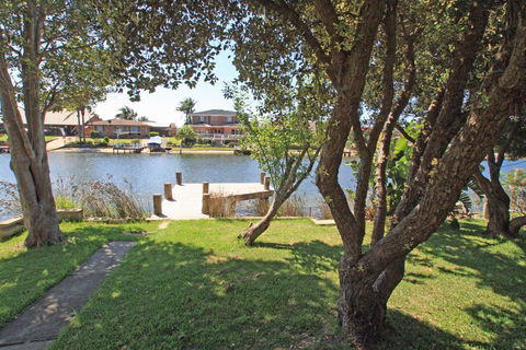 Waterfront Delight On Cater - Holiday Sunshine Coast 0