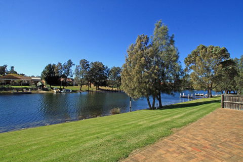 Waterfront Getaway In Sussex - Sunshine Coast Tourism 2
