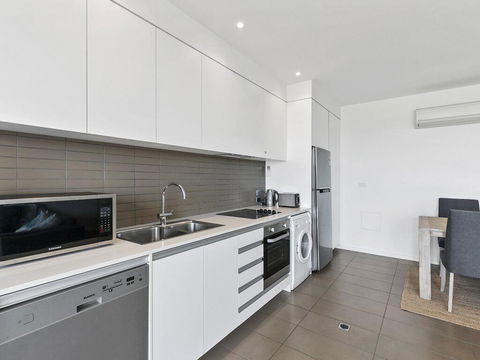 WATERFRONT SEVEN - In The Heart Of Lorne - Sunshine Coast Tourism 1