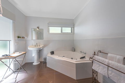 Amelina Cottages - Holiday Sunshine Coast 9