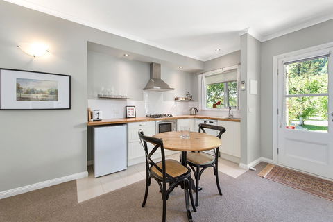 Amelina Cottages - Holiday Sunshine Coast 11