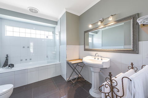 Amelina Cottages - Holiday Sunshine Coast 10