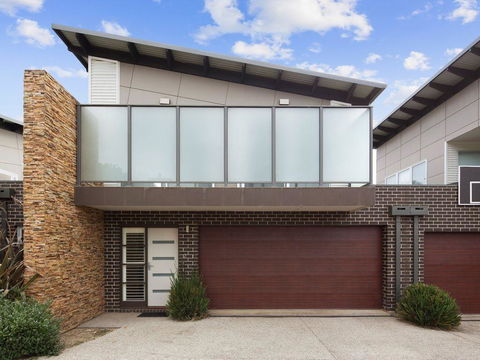 Central To Cowes - Sunshine Coast Tourism 0