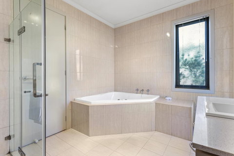 Quality Hotel Point Cook - Sunshine Coast Tourism 12