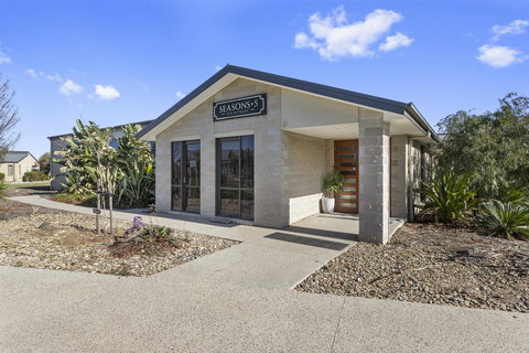 Quality Hotel Point Cook - Sunshine Coast Tourism 2