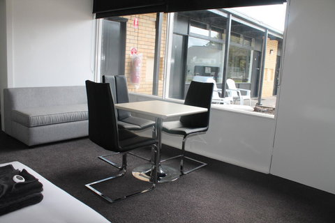 Rochester Motel - Sunshine Coast Tourism 8