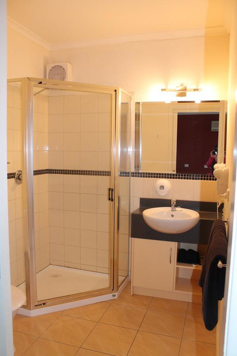 Rochester Motel - Sunshine Coast Tourism 6