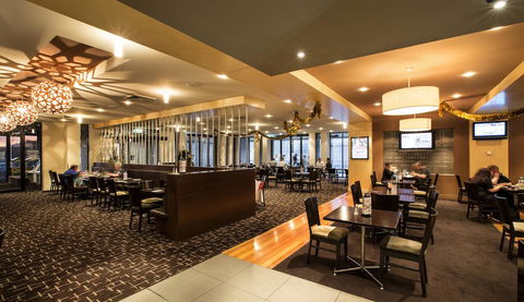 Nightcap At Excelsior Hotel - Sunshine Coast Tourism 31