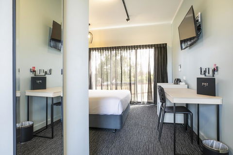 Nightcap At Excelsior Hotel - Sunshine Coast Tourism 20