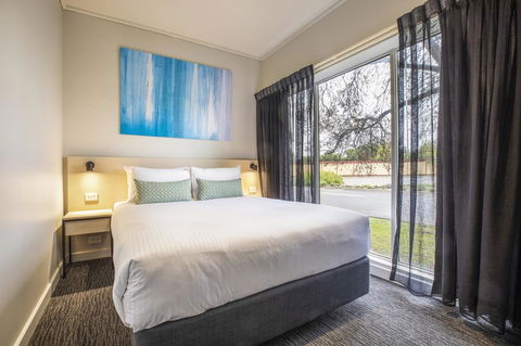 Nightcap At Excelsior Hotel - Sunshine Coast Tourism 1