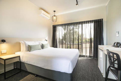 Nightcap At Excelsior Hotel - Sunshine Coast Tourism 16