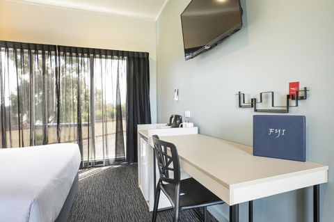 Nightcap At Excelsior Hotel - Sunshine Coast Tourism 10
