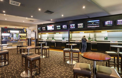 Nightcap At Excelsior Hotel - Sunshine Coast Tourism 29