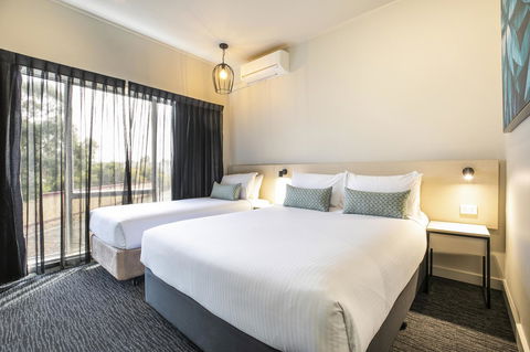 Nightcap At Excelsior Hotel - Sunshine Coast Tourism 0