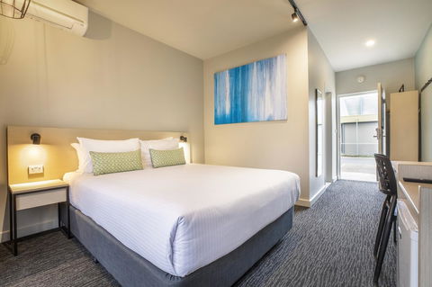 Nightcap At Excelsior Hotel - Sunshine Coast Tourism 15