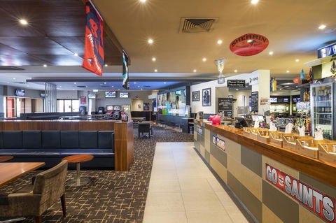 Nightcap At Excelsior Hotel - Sunshine Coast Tourism 7