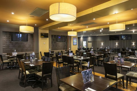 Nightcap At Excelsior Hotel - Sunshine Coast Tourism 5