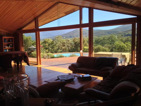 Kangaroo Manor - Sunshine Coast Tourism 0