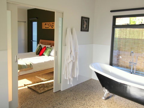 3 Bells Alpine Cottage - Sunshine Coast Tourism 8