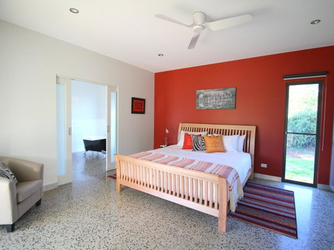3 Bells Alpine Cottage - Sunshine Coast Tourism 7