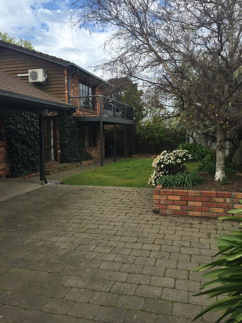 Bricks And Roses - Holiday Sunshine Coast 3