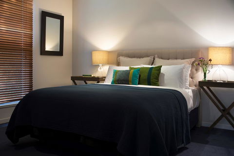 Lake Como Villa - Sunshine Coast Tourism 9