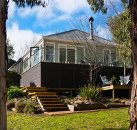 Lake Como Villa - Sunshine Coast Tourism