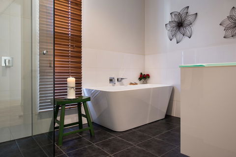 Lake Como Villa - Sunshine Coast Tourism 6