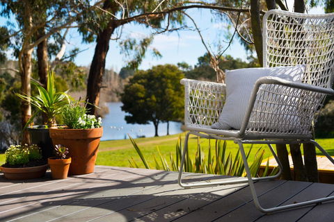 Lake Como Villa - Sunshine Coast Tourism 1