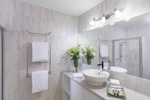 Cathedral Motor Inn - Sunshine Coast Tourism 21