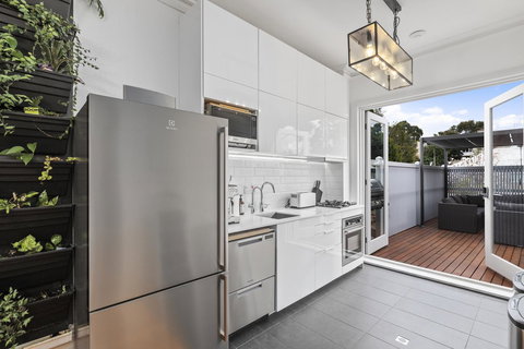 Work Sleep Live Melbourne - Holiday Sunshine Coast 14