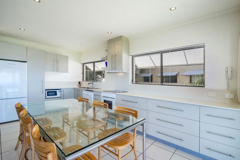 Sunseeker Holiday Apartments - Holiday Sunshine Coast 26