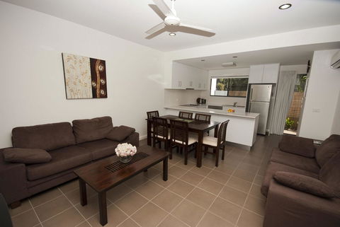 Woodville Beach Townhouse 6 - Sunshine Coast Tourism 2