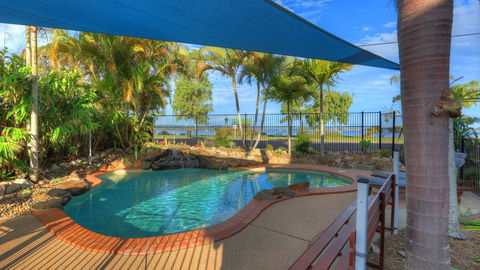 Dolphin Waters - Sunshine Coast Tourism 15