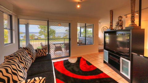 Dolphin Waters - Sunshine Coast Tourism 7