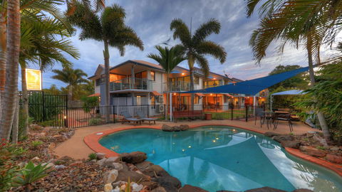 Dolphin Waters - Sunshine Coast Tourism 17