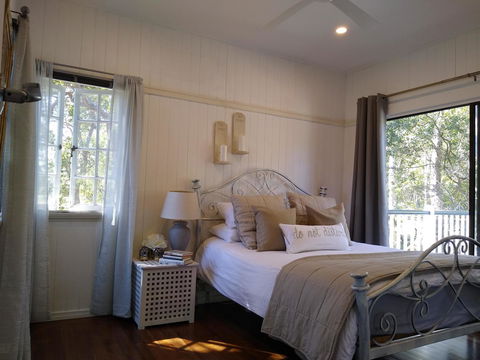 Lake Weyba Noosa Lodge & Kangaroos - Holiday Sunshine Coast 1