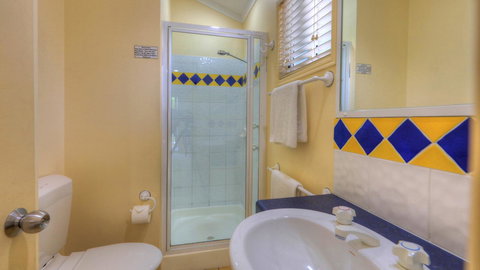 Alex Beach Cabins And Tourist Park - Sunshine Coast Tourism 3