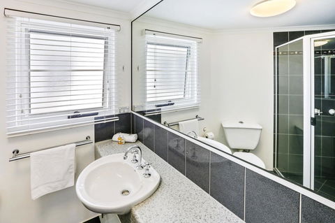 On The Beach Apartments - Holiday Sunshine Coast 3