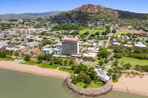 Aquarius On The Beach - Holiday Sunshine Coast 2
