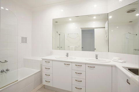Noosa Shores Resort - Holiday Sunshine Coast 1